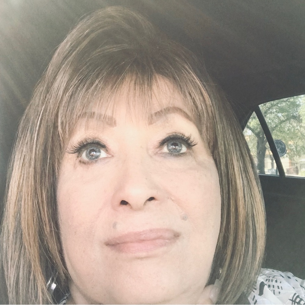 Beautiful Brown wig with highlights.Bob style. Picture is me with the wig on.